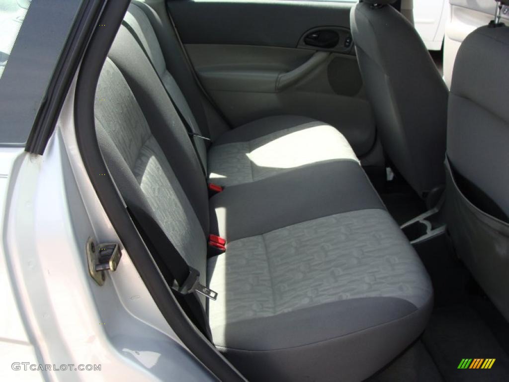 2005 Focus ZX4 SE Sedan - CD Silver Metallic / Dark Flint/Light Flint photo #14