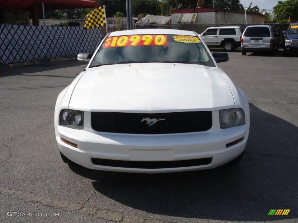 2005 Mustang V6 Premium Coupe - Performance White / Medium Parchment photo #2