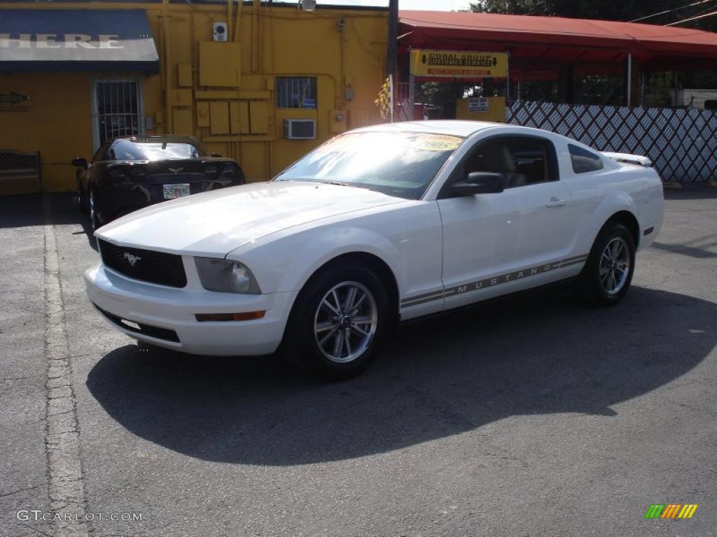 2005 Mustang V6 Premium Coupe - Performance White / Medium Parchment photo #3