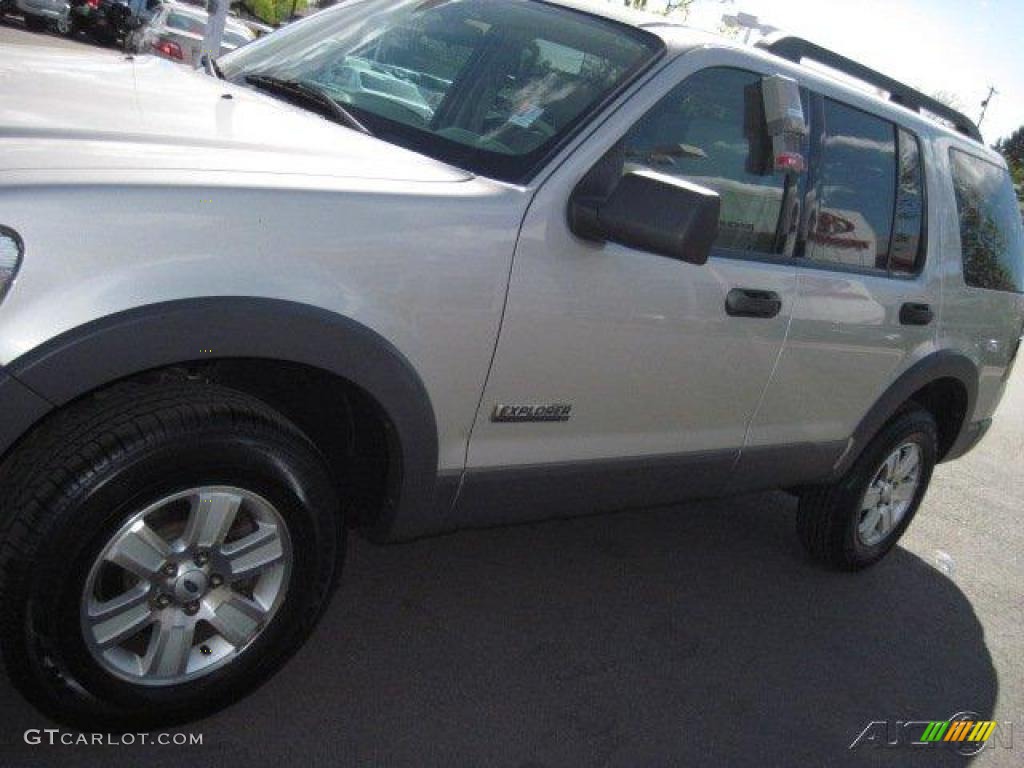 2006 Explorer XLT 4x4 - Silver Birch Metallic / Stone photo #25