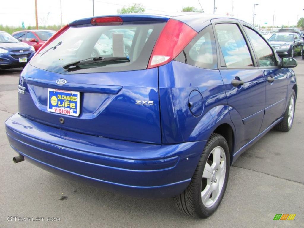 2005 Focus ZX5 SES Hatchback - Sonic Blue Metallic / Dark Flint/Light Flint photo #2