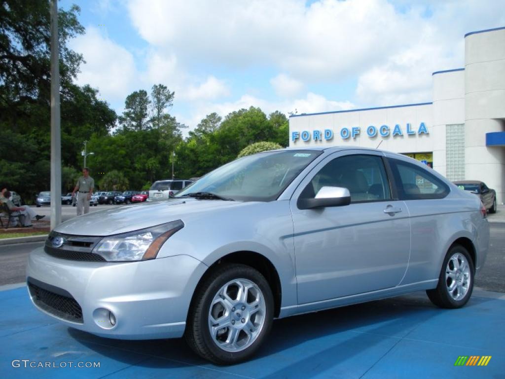 2010 Focus SE Coupe - Ingot Silver Metallic / Medium Stone photo #1