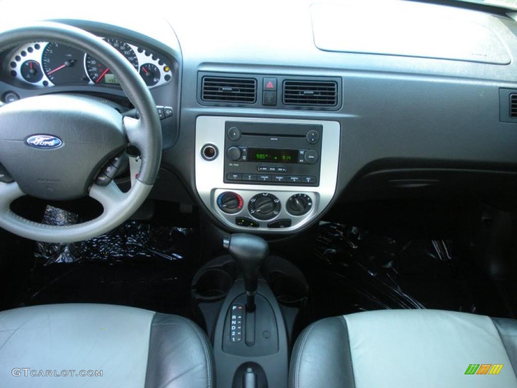 2007 Focus ZX5 SE Hatchback - CD Silver Metallic / Charcoal/Light Flint photo #17