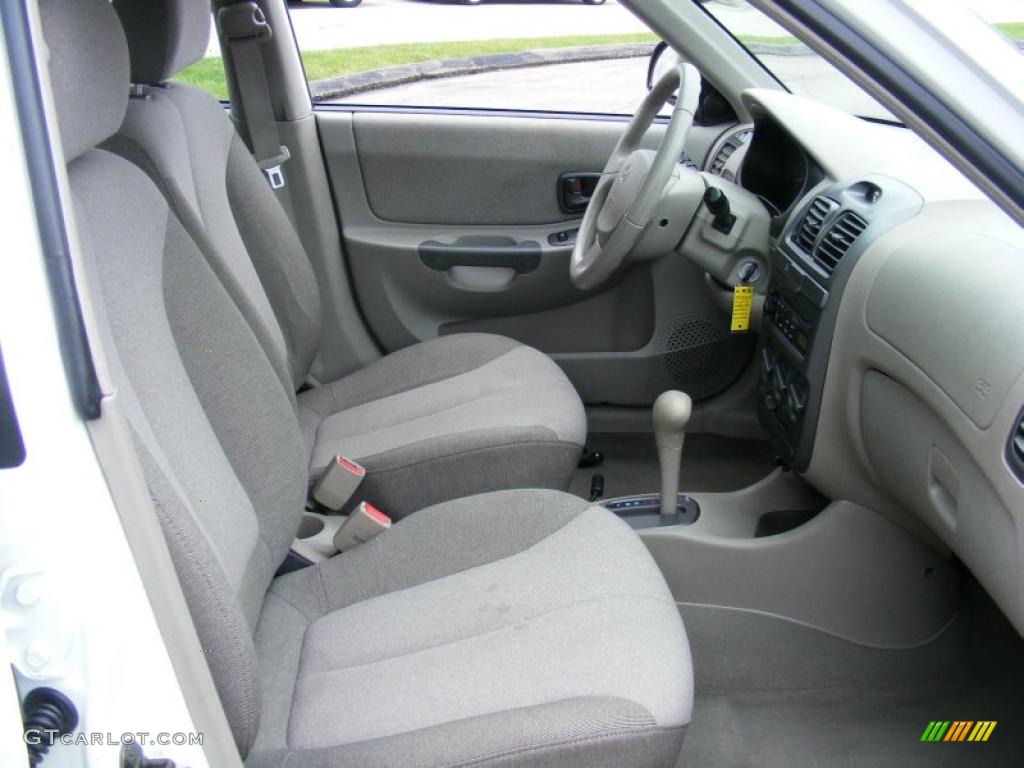 2002 Accent GL Sedan - Noble White / Beige photo #13