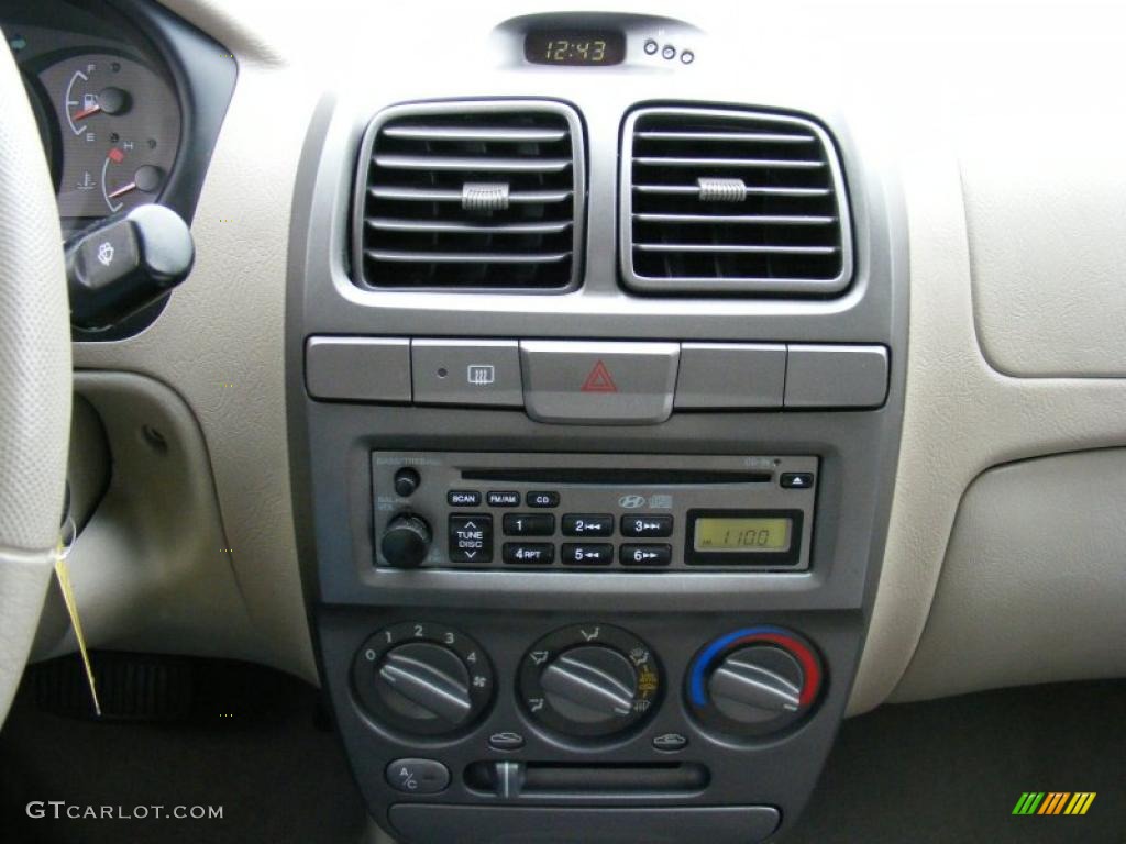 2002 Accent GL Sedan - Noble White / Beige photo #19