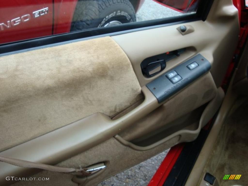 1995 Grand Prix SE Coupe - Bright Red / Tan photo #11