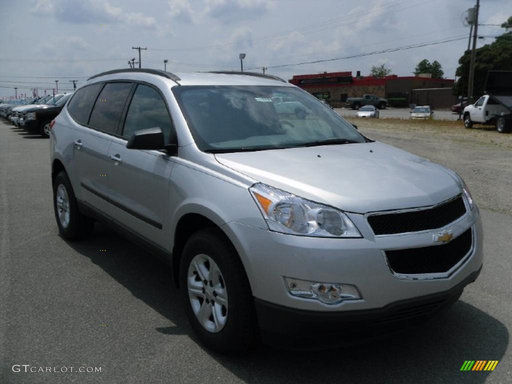 2010 Traverse LS - Silver Ice Metallic / Dark Gray/Light Gray photo #5