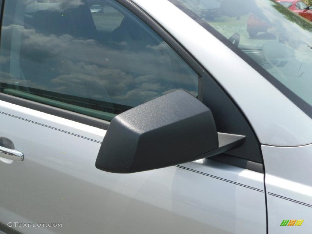 2010 Traverse LS - Silver Ice Metallic / Dark Gray/Light Gray photo #18