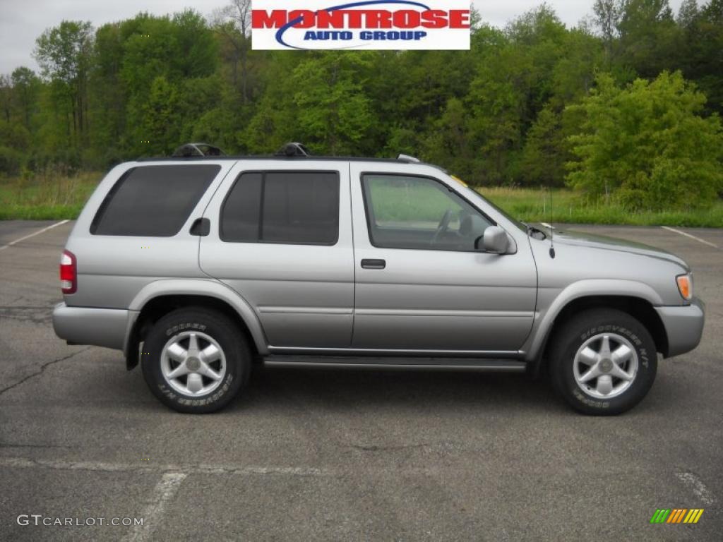 Sierra Silver Metallic Nissan Pathfinder