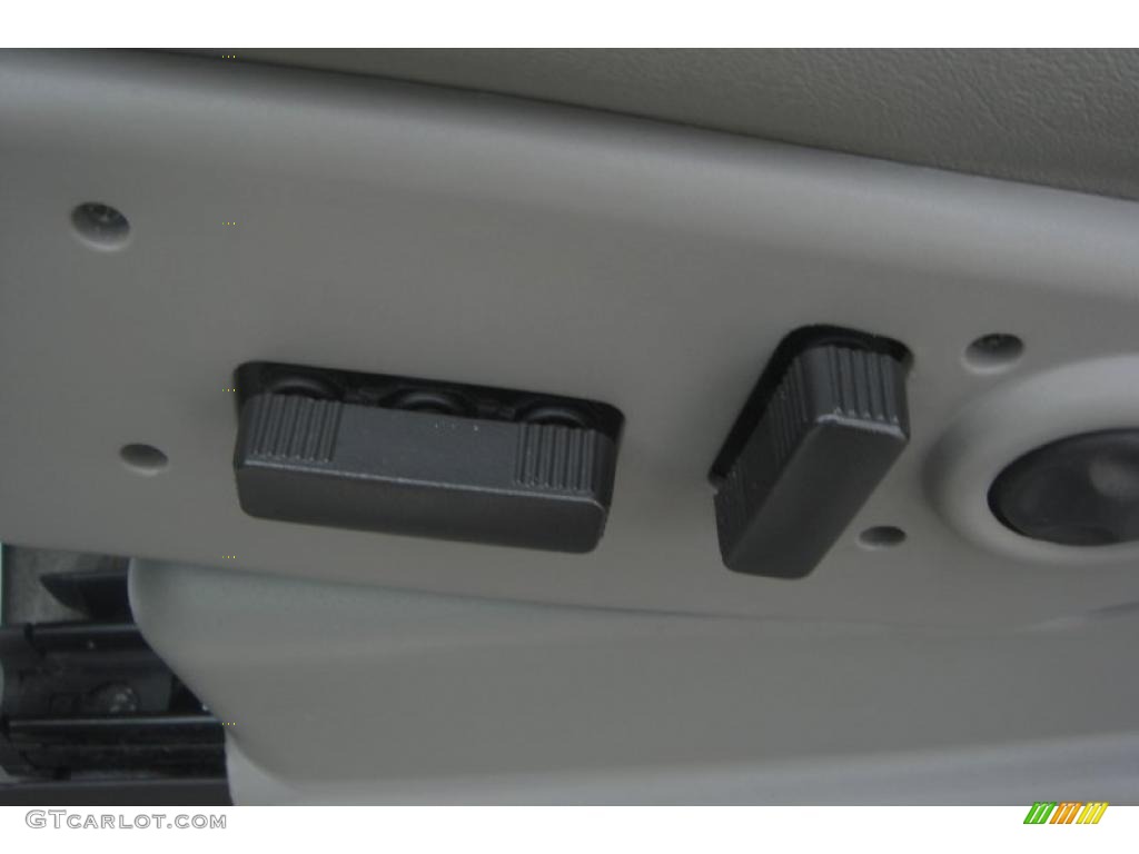 2004 Tahoe Z71 4x4 - Summit White / Gray/Dark Charcoal photo #31