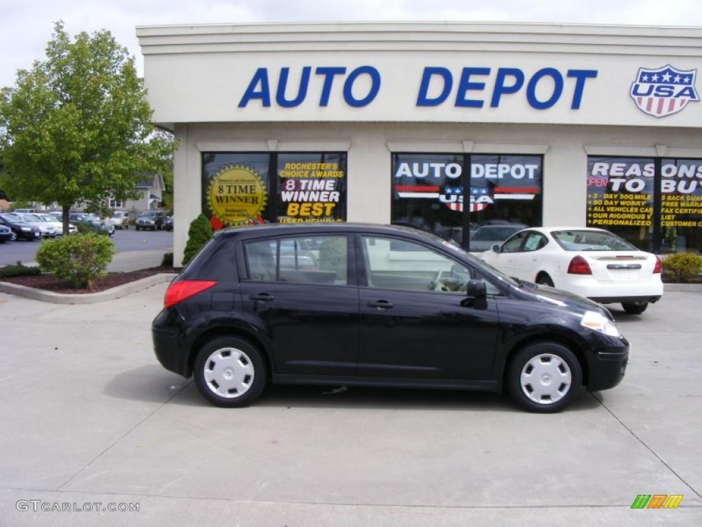 2009 Versa 1.8 S Hatchback - Super Black / Beige photo #1