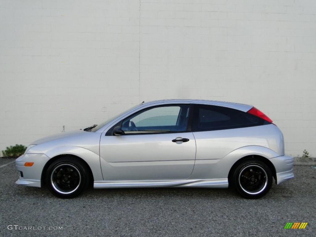 2005 Focus ZX3 S Coupe - CD Silver Metallic / Charcoal/Charcoal photo #2