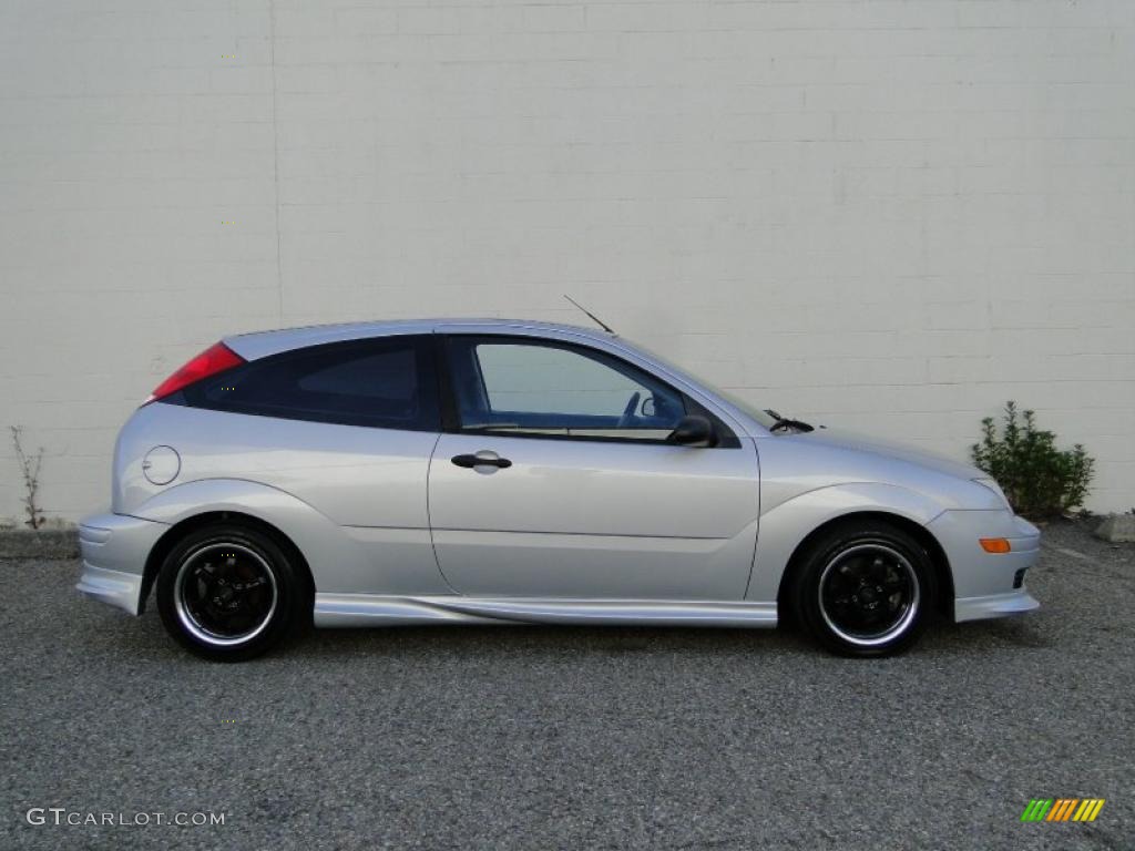 2005 Focus ZX3 S Coupe - CD Silver Metallic / Charcoal/Charcoal photo #3