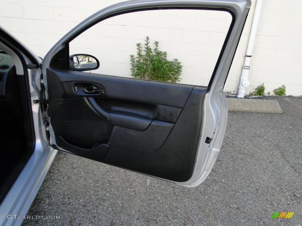 2005 Focus ZX3 S Coupe - CD Silver Metallic / Charcoal/Charcoal photo #14