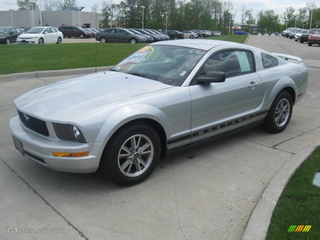 2005 Mustang V6 Premium Coupe - Satin Silver Metallic / Red Leather photo #7