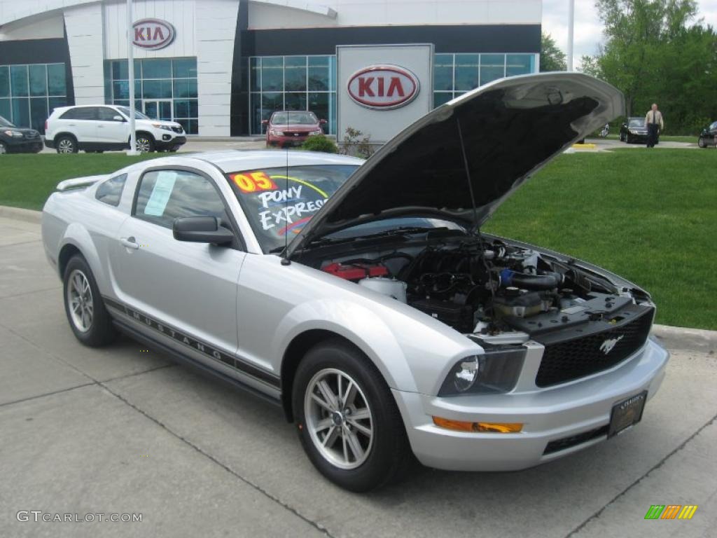 2005 Mustang V6 Premium Coupe - Satin Silver Metallic / Red Leather photo #14