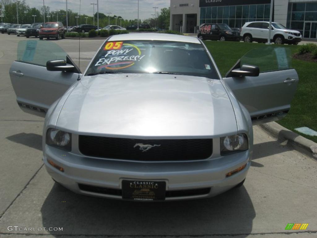 2005 Mustang V6 Premium Coupe - Satin Silver Metallic / Red Leather photo #19