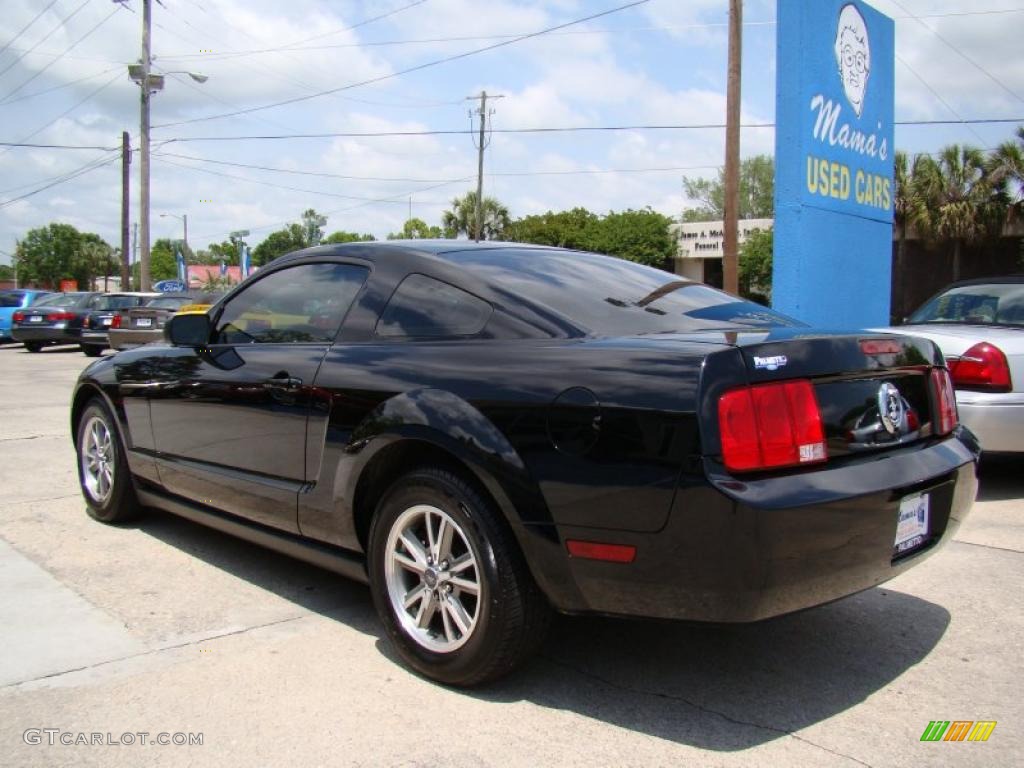 2005 Mustang V6 Premium Coupe - Black / Dark Charcoal photo #6