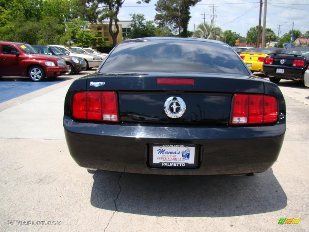 2005 Mustang V6 Premium Coupe - Black / Dark Charcoal photo #7