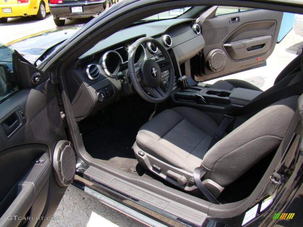 2005 Mustang V6 Premium Coupe - Black / Dark Charcoal photo #9