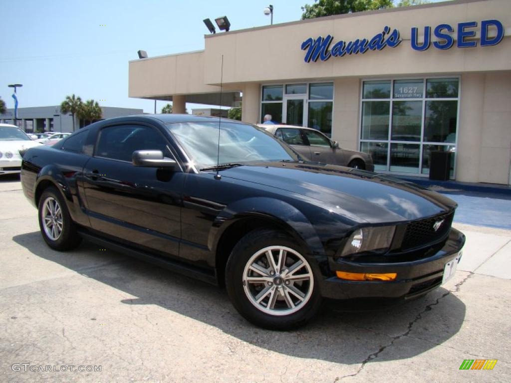 2005 Mustang V6 Premium Coupe - Black / Dark Charcoal photo #28