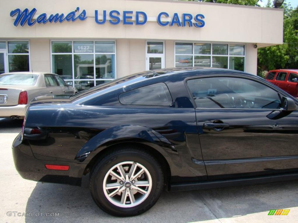 2005 Mustang V6 Premium Coupe - Black / Dark Charcoal photo #31