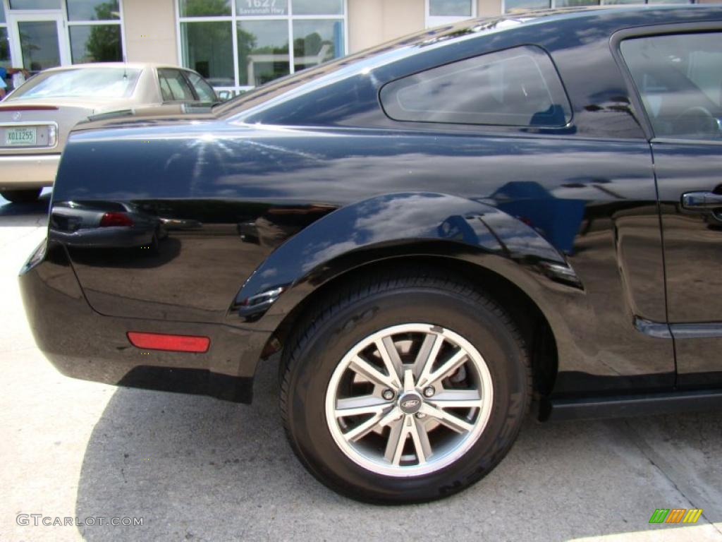 2005 Mustang V6 Premium Coupe - Black / Dark Charcoal photo #32
