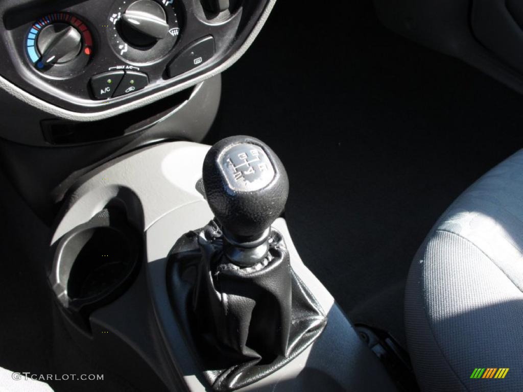 2005 Focus ZX4 SE Sedan - Infra-Red / Dark Flint/Light Flint photo #19