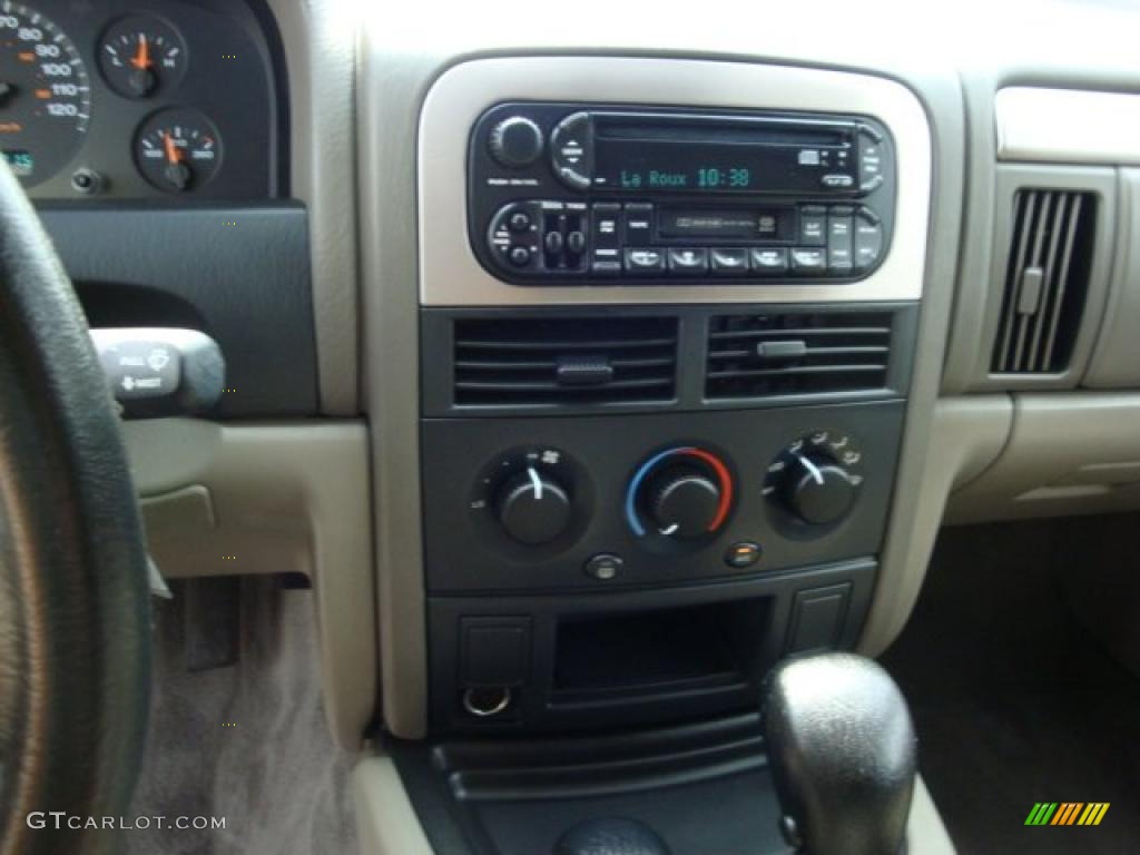 2004 Grand Cherokee Laredo 4x4 - Light Pewter Metallic / Taupe photo #23