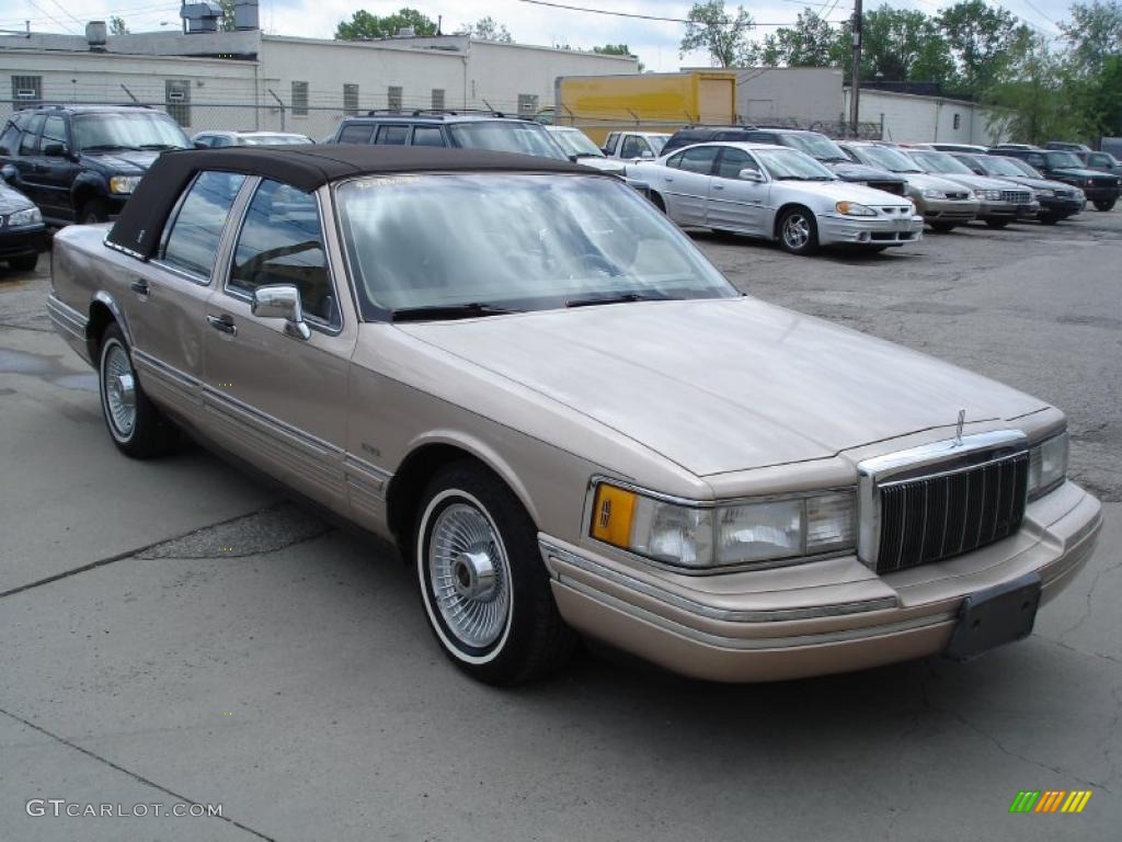 1992 Town Car Executive - Mocha Frost Metallic / Beige photo #2