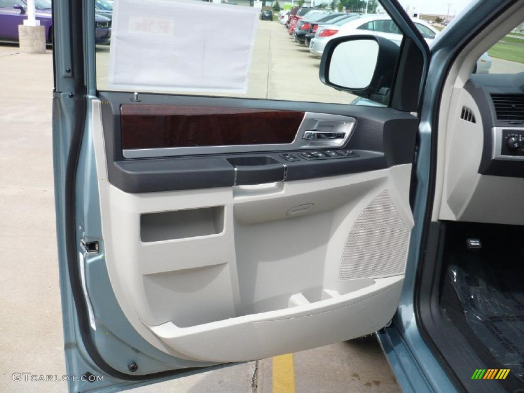 2010 Town & Country Touring - Clearwater Blue Pearl / Medium Slate Gray/Light Shale photo #18
