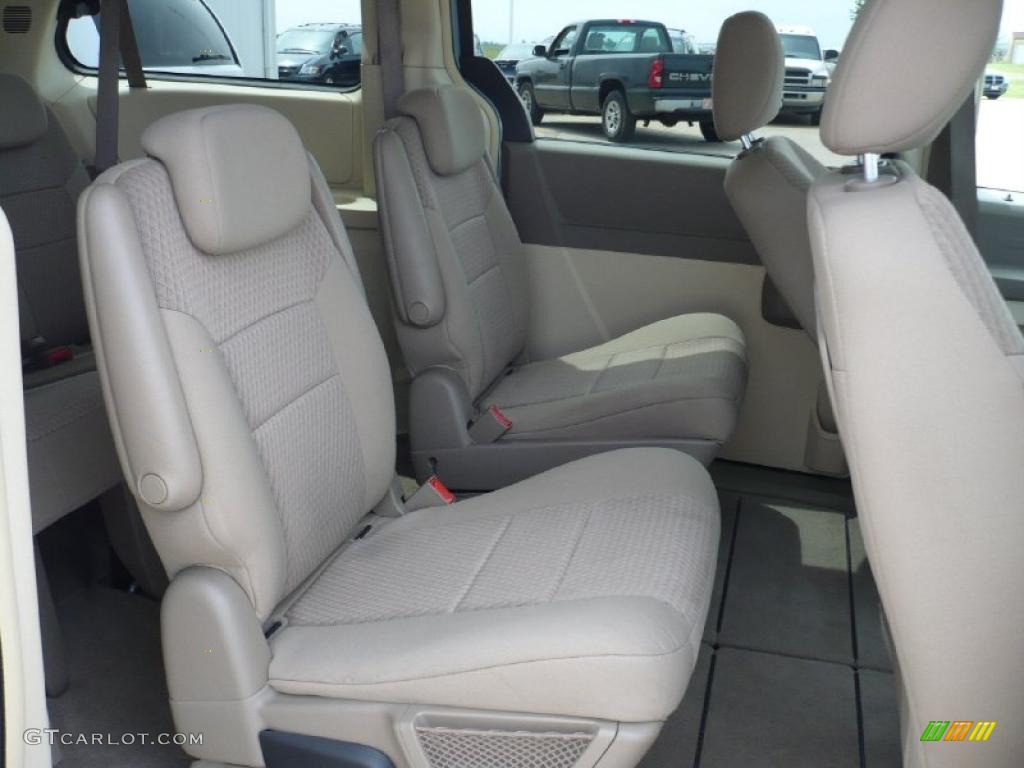 2008 Town & Country Touring - Clearwater Blue Pearlcoat / Medium Pebble Beige/Cream photo #10