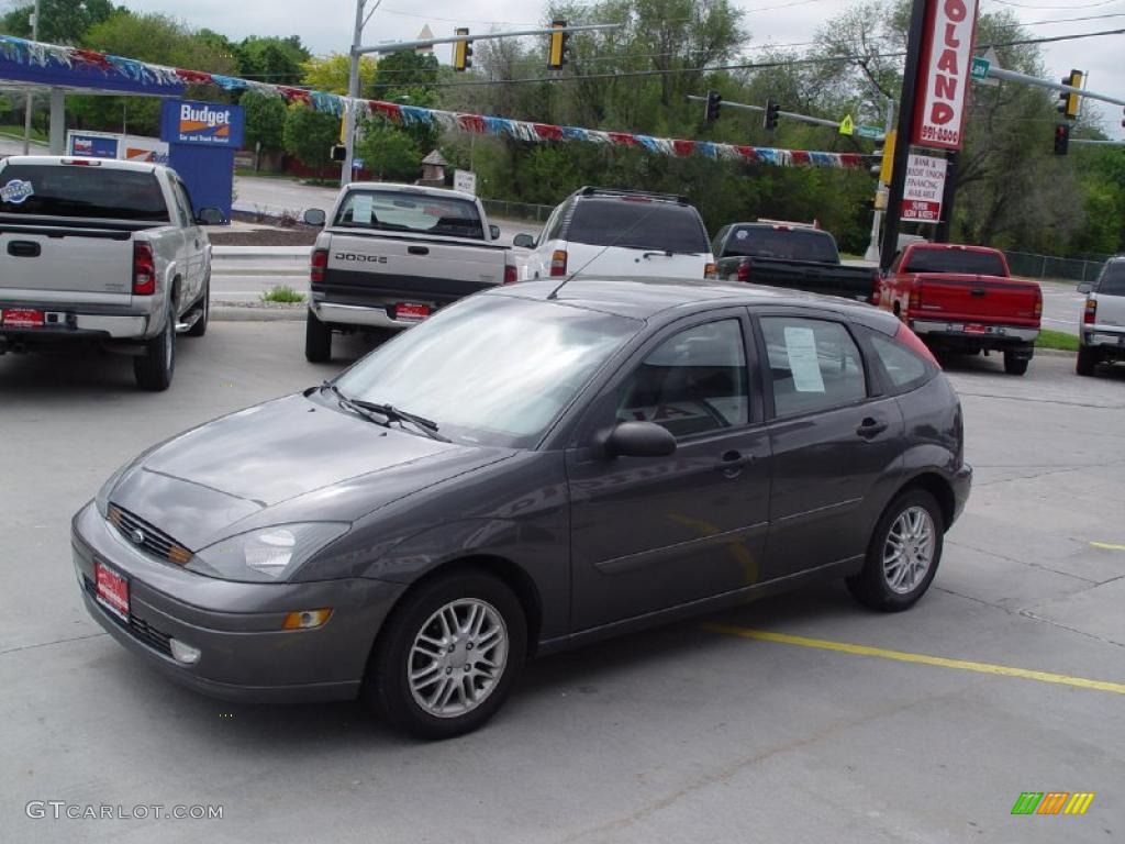 2003 Focus ZX5 Hatchback - Liquid Grey Metallic / Medium Graphite photo #2