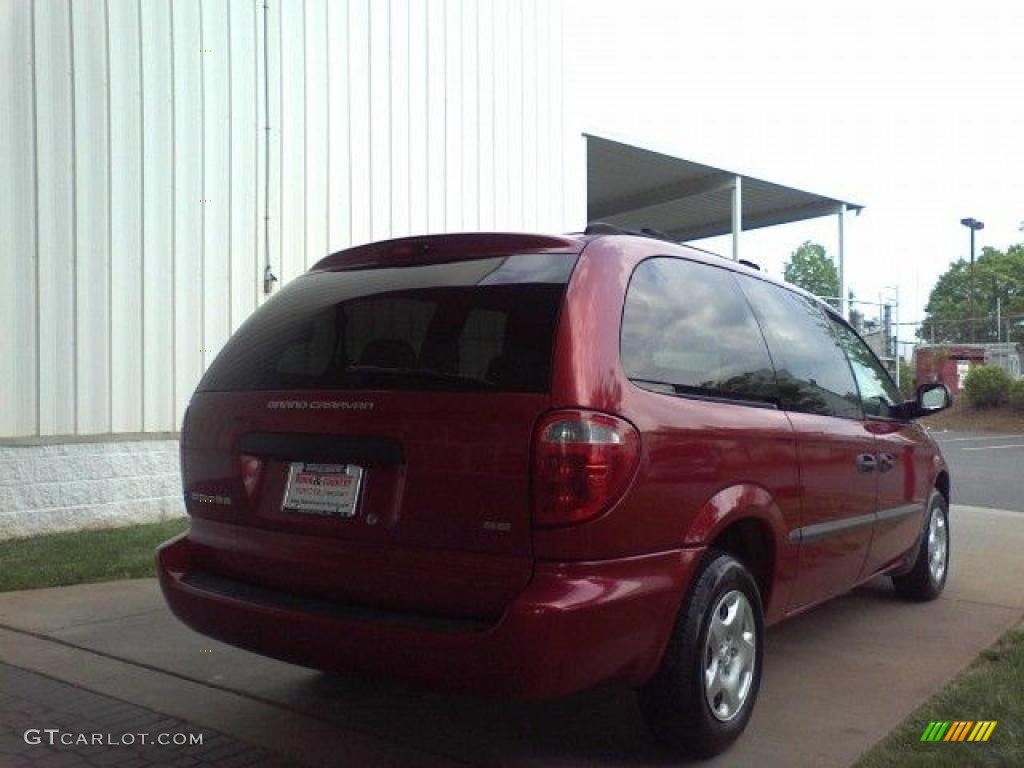 2002 Grand Caravan SE - Dark Garnet Red Pearl / Sandstone photo #17