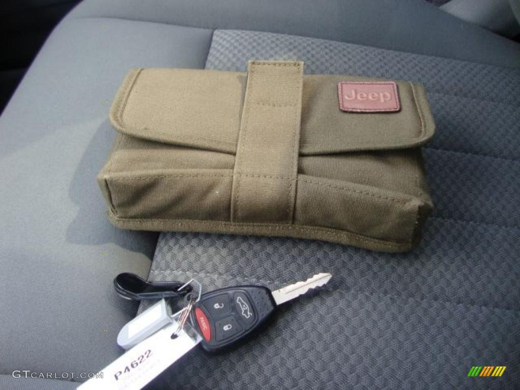 2005 Grand Cherokee Laredo 4x4 - Deep Beryl Green Pearl / Khaki photo #35