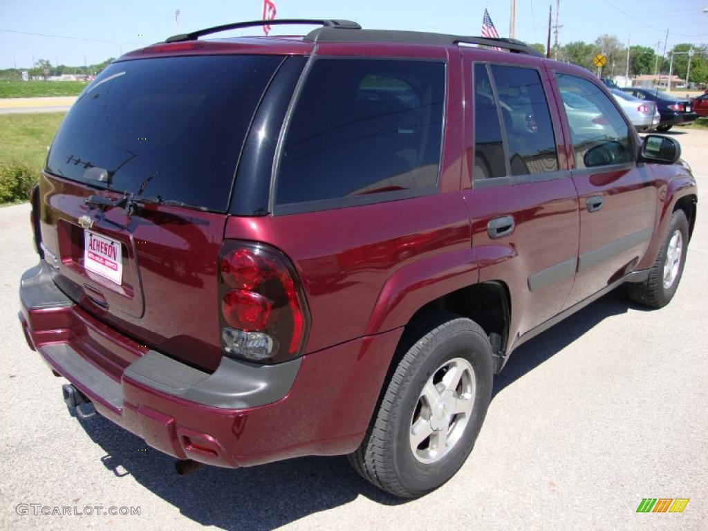 2005 TrailBlazer LS 4x4 - Majestic Red Metallic / Light Cashmere/Ebony photo #5