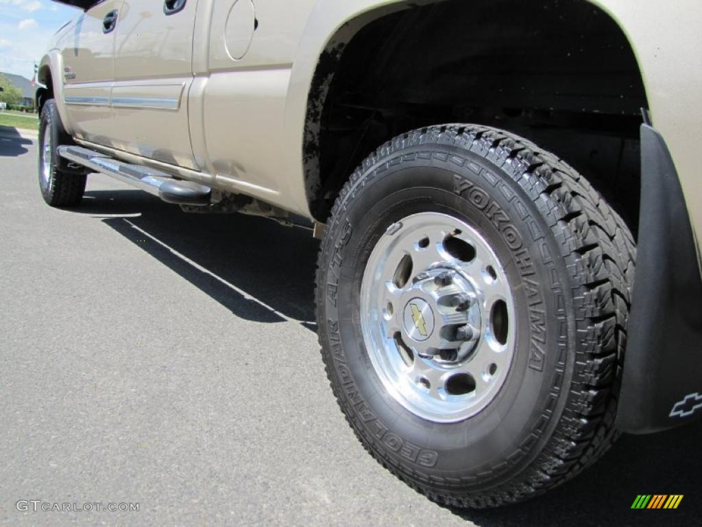 2005 Silverado 2500HD LT Crew Cab 4x4 - Sandstone Metallic / Medium Gray photo #11