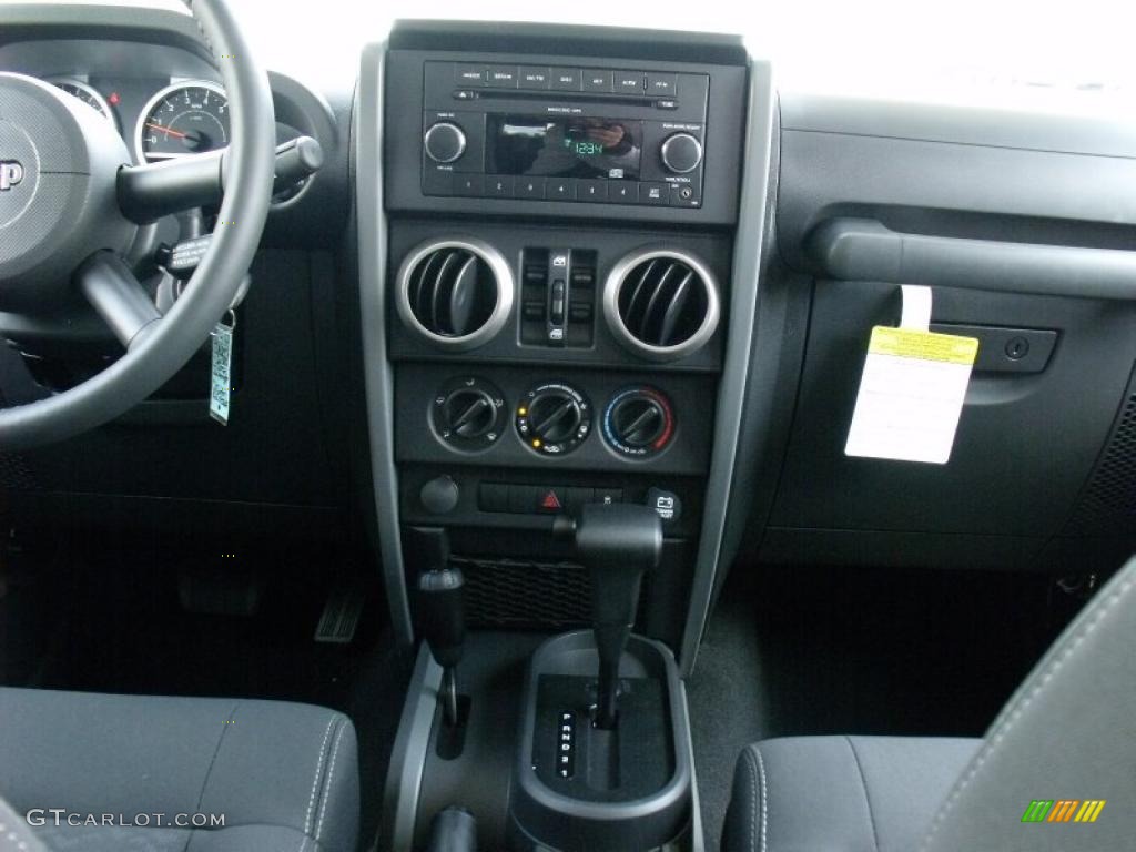 2010 Wrangler Unlimited Mountain Edition 4x4 - Rescue Green Metallic / Dark Slate Gray/Medium Slate Gray photo #17