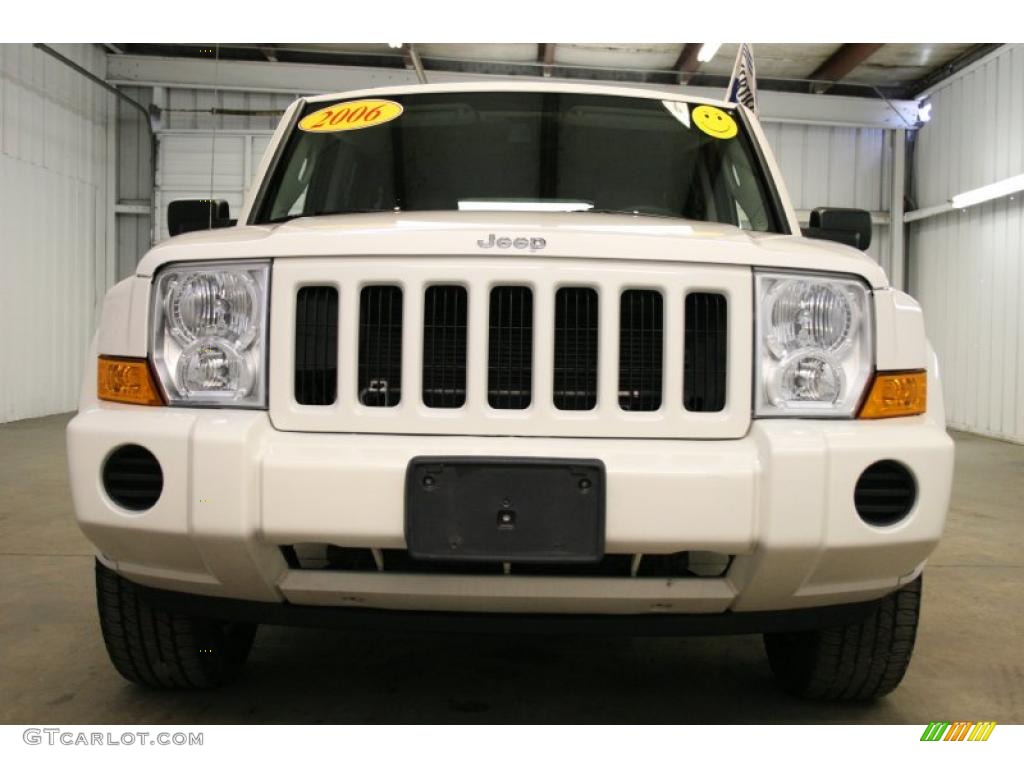 2006 Commander  - Stone White / Khaki photo #3