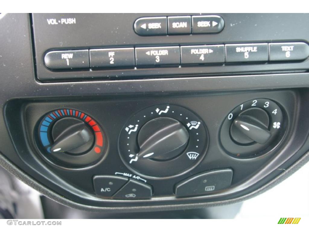2006 Focus ZX4 SE Sedan - Infra-Red / Dark Flint/Light Flint photo #9