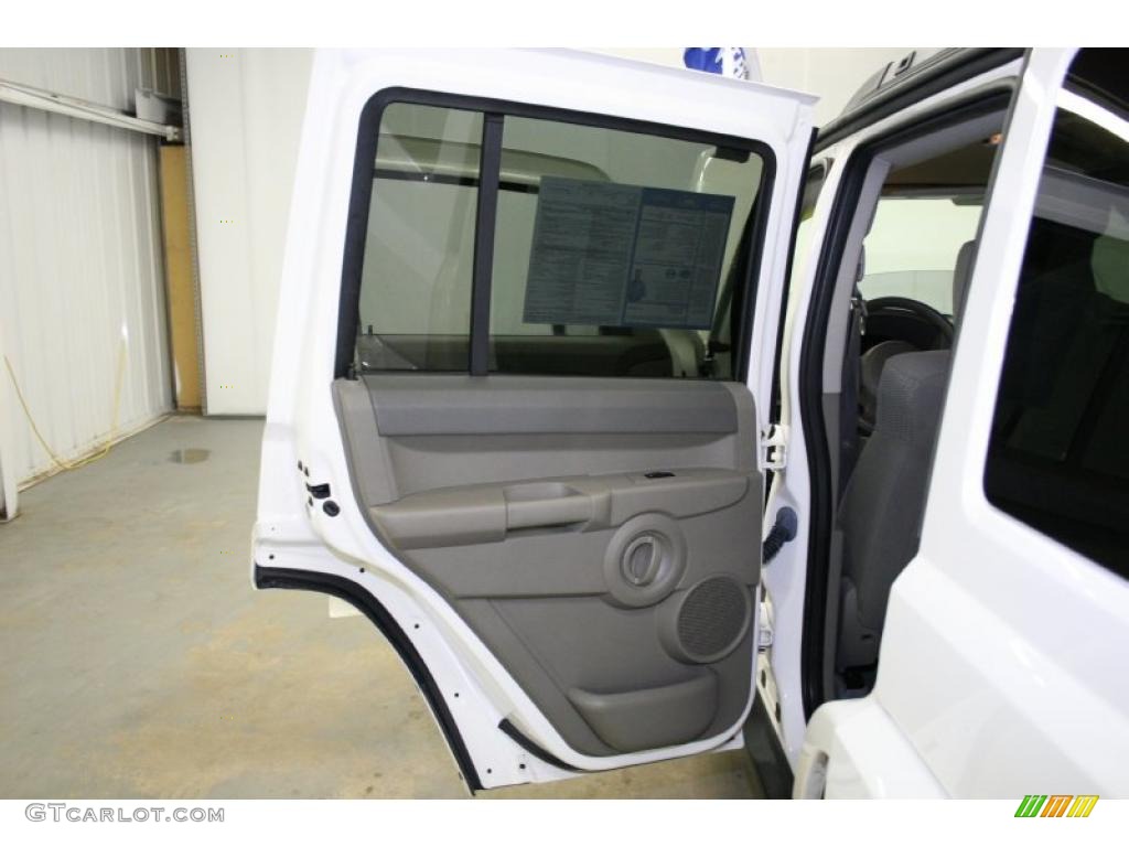 2006 Commander  - Stone White / Khaki photo #28