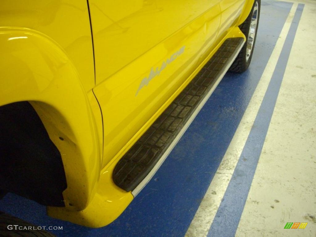2003 Avalanche 1500 Z71 4x4 - Yellow / Dark Charcoal photo #3