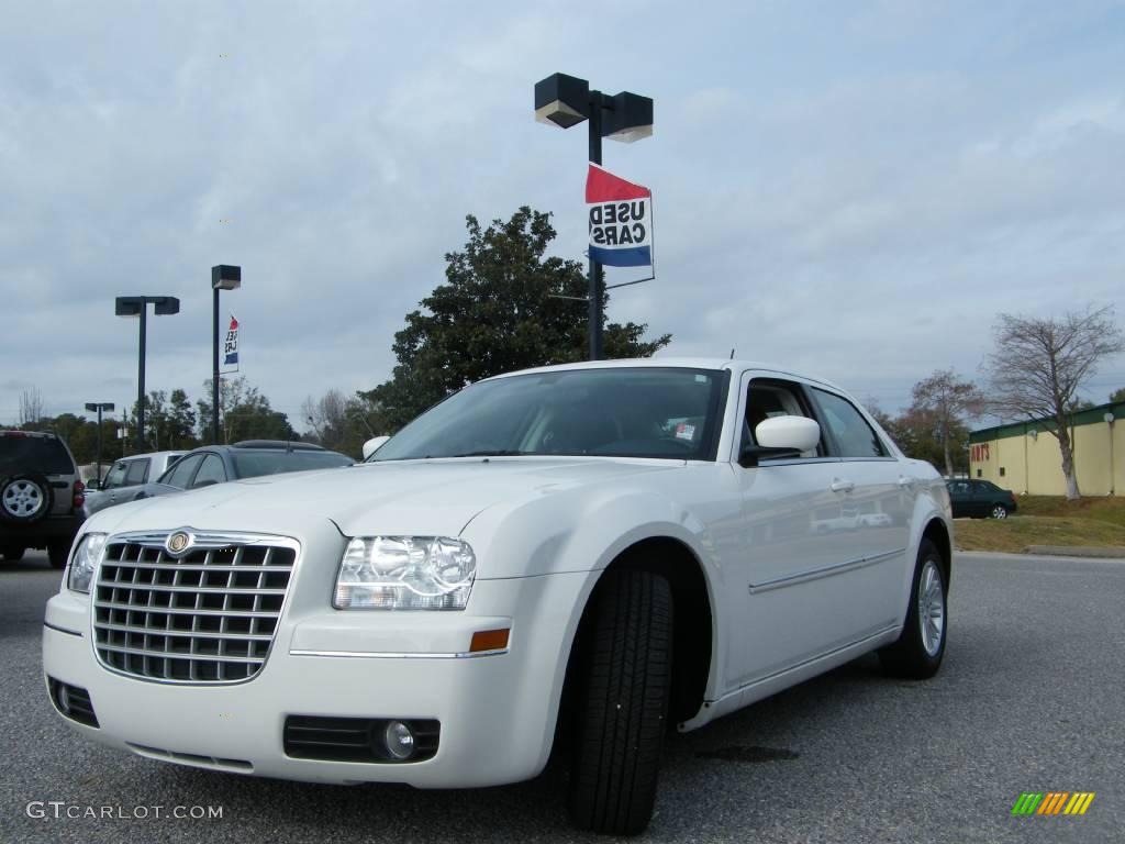 Cool Vanilla White Chrysler 300