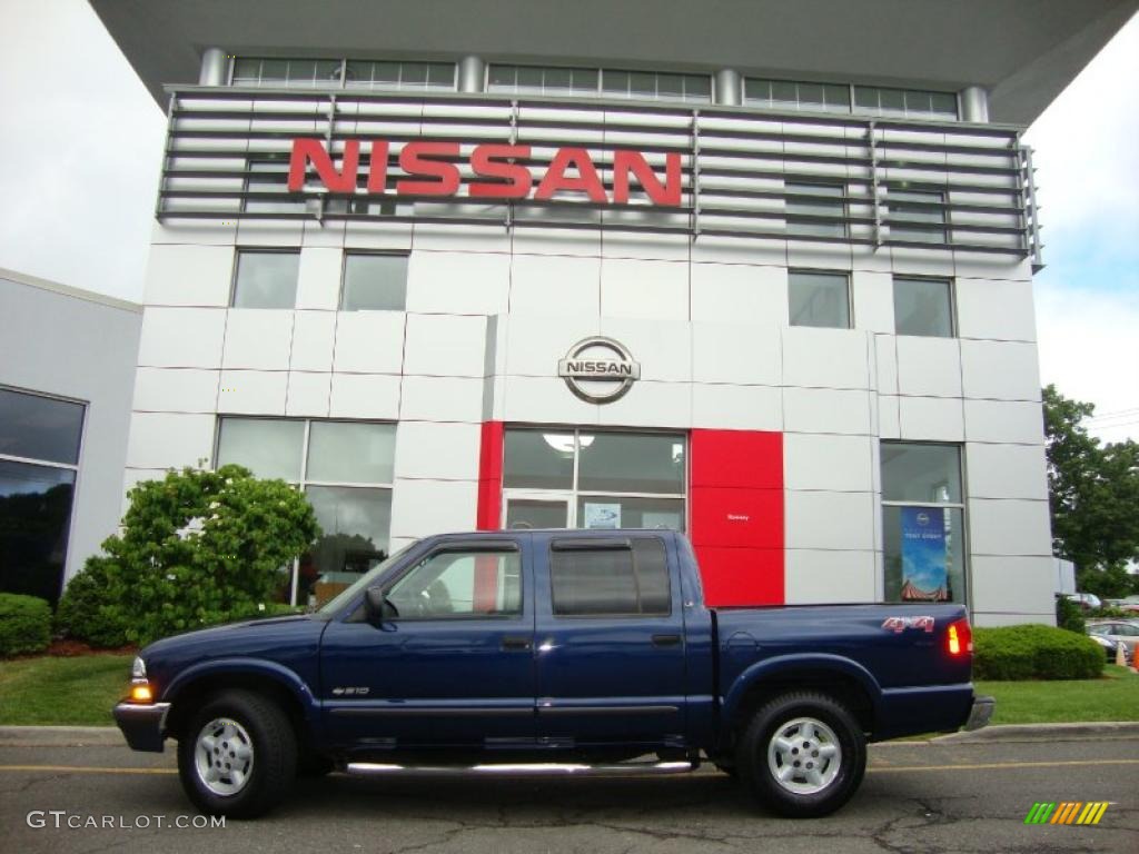 2002 S10 LS Crew Cab 4x4 - Indigo Blue Metallic / Graphite photo #5