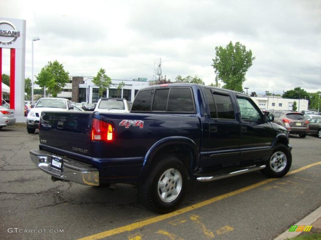 2002 S10 LS Crew Cab 4x4 - Indigo Blue Metallic / Graphite photo #10