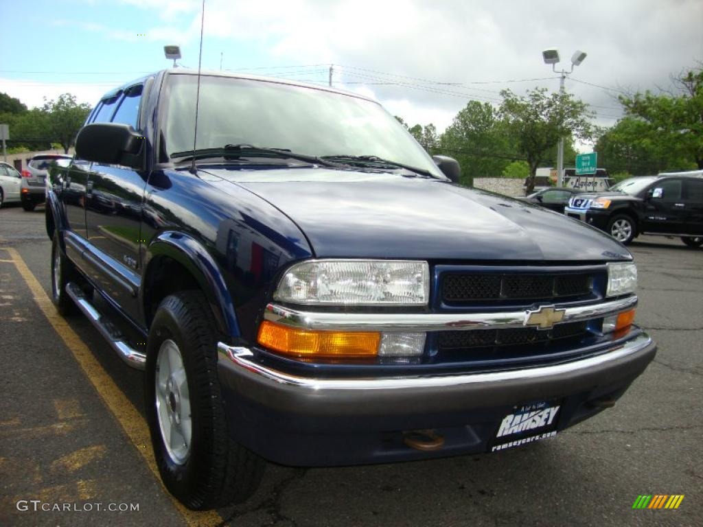 2002 S10 LS Crew Cab 4x4 - Indigo Blue Metallic / Graphite photo #13