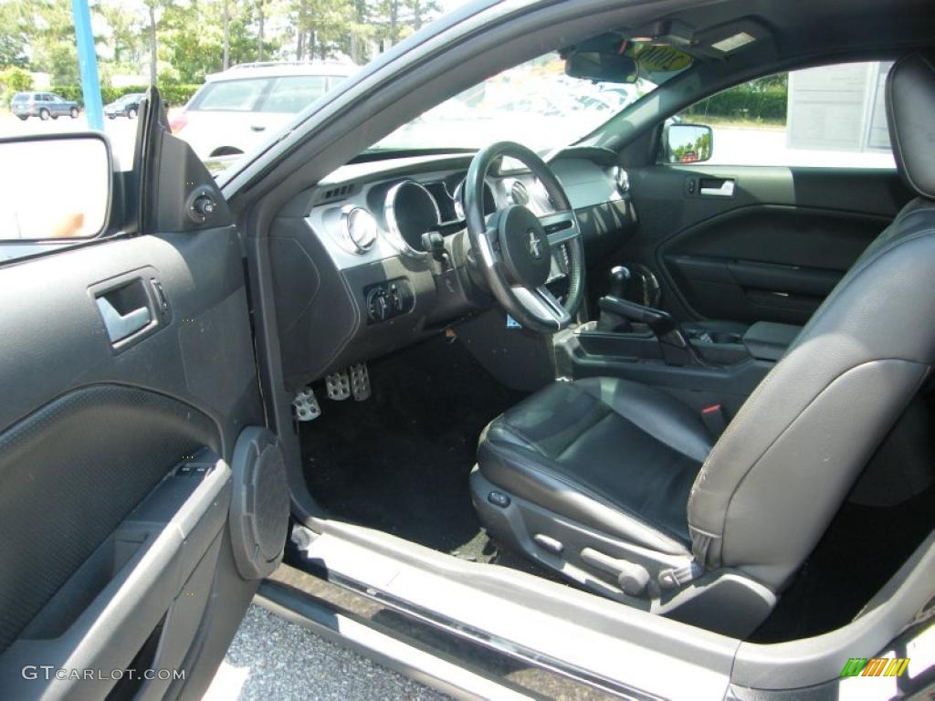 2006 Mustang V6 Premium Coupe - Black / Dark Charcoal photo #14