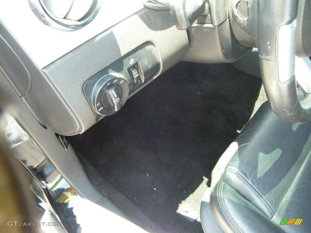 2006 Mustang V6 Premium Coupe - Black / Dark Charcoal photo #17