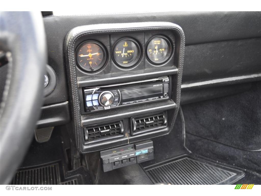 1986 Ferrari 328 GTS Controls Photo #30286497