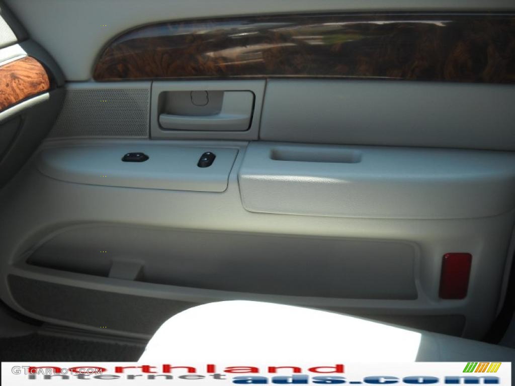 2004 Grand Marquis GS - Vibrant White / Light Flint photo #18